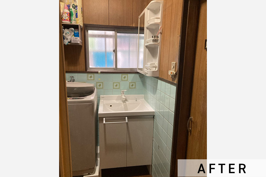 リフォーム後の洗面台。洗濯機と向きを揃え、窓はそのまま生かし光を取り入れました。>