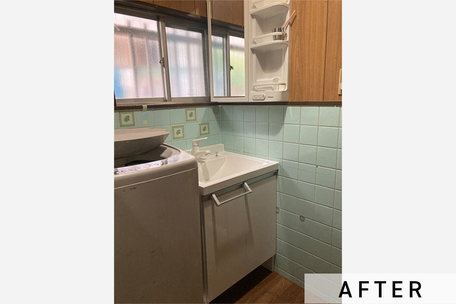 鏡・収納部分は、右手の壁面に設置。鏡が扉になっているので、使うときは向きを変えられます。>