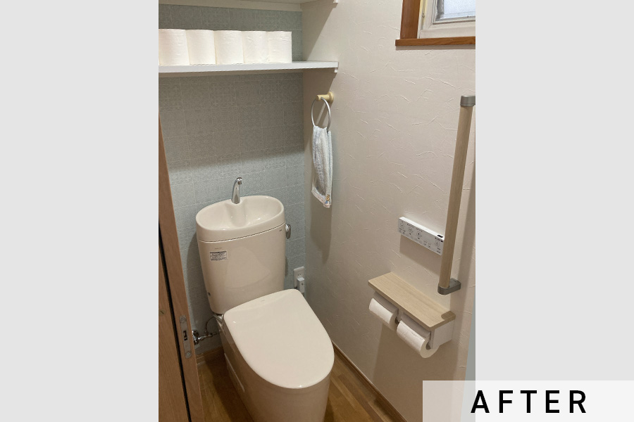 壁紙も一面だけミントブルーのタイル柄にして、清潔感のある雰囲気に>