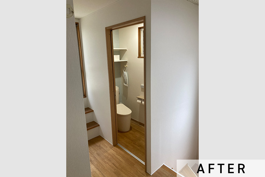 階段ホールの広さを利用してトイレスペースを確保>