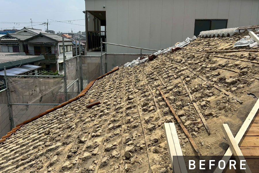 施工中の屋根　重量のある土葺です。（瓦をはがしたところ）>