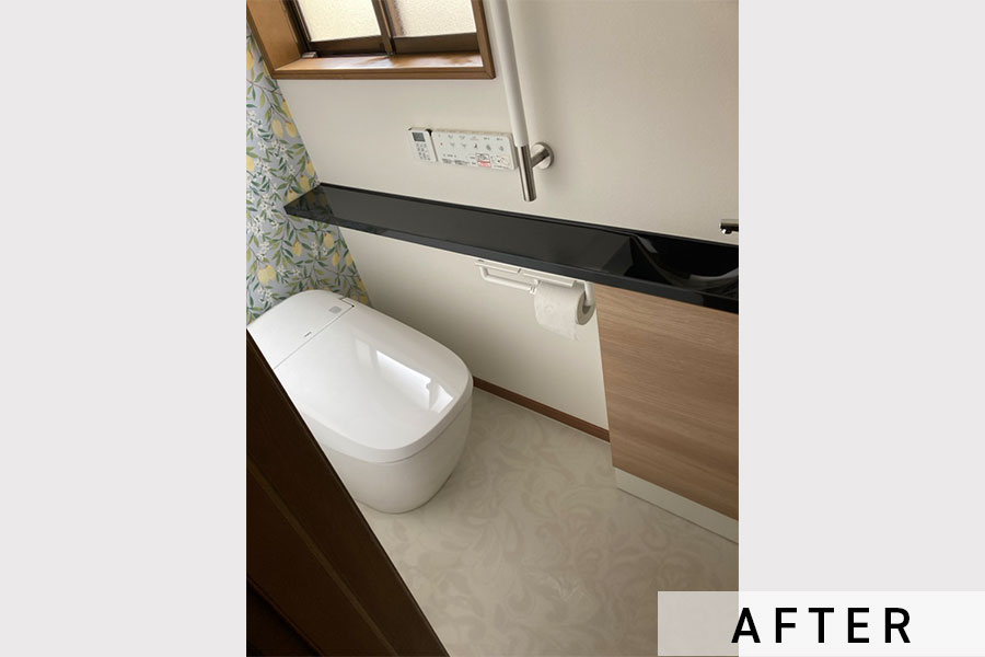 施工後のトイレ。カウンターを撤去して奥行を広げたほか、タンクレストイレを採用いただきました。>