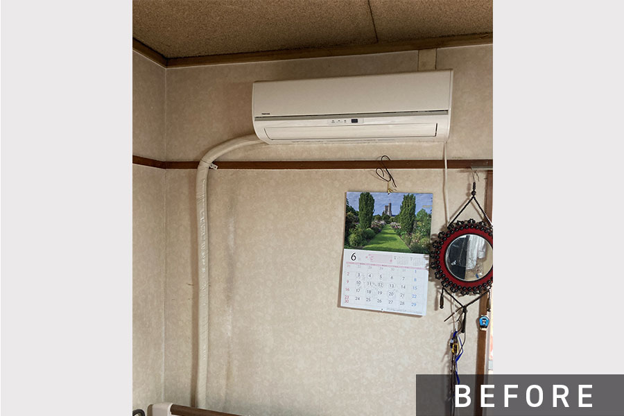 施工前のエアコン。右側にコンセントのケーブルが垂れていました。>