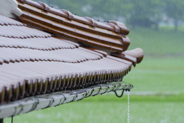 劣化した屋根材は防水性能に不安があります台風・集中豪雨への備えで大切なことは？日頃からできる対策を紹介！【集中豪雨編】の画像