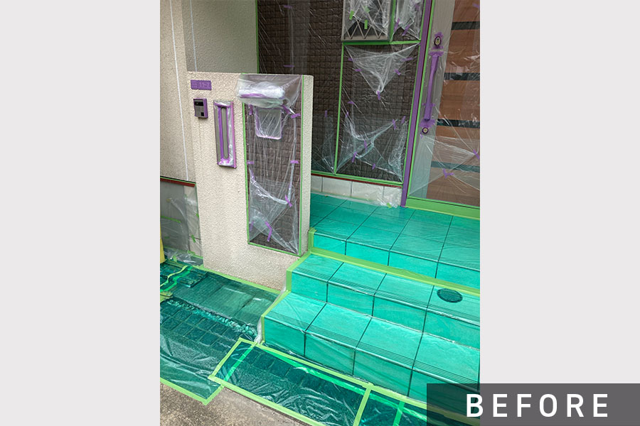 塗装前の玄関まわり。門柱の一部も塗装します。グリーンのシートは、養生している状態です。>