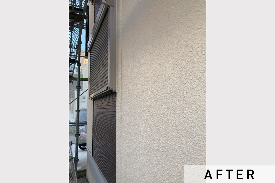 下塗りで劣化部分を補修し、仕上げの塗装でより耐候性を高めます。>