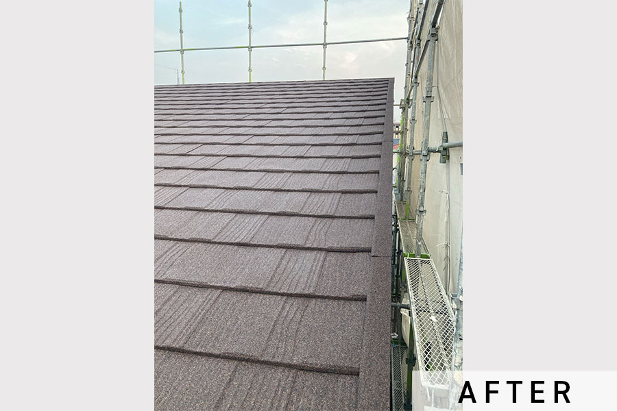 LIXILのTルーフは重ね葺きでも、瓦のような美しい質感が特徴です。>