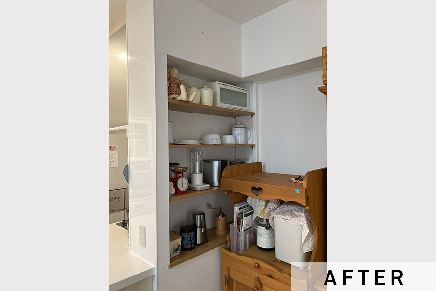 ガスコンロの裏側には見せる収納棚を造作しました。>