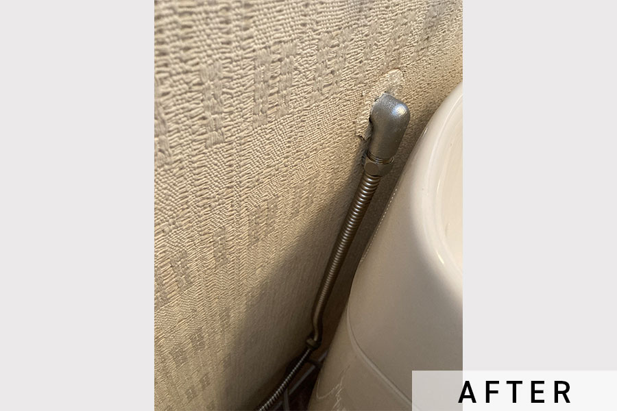 隅付きタンク時に設置された給水栓が、新しい便器のタンクに当たらないようにしました。>