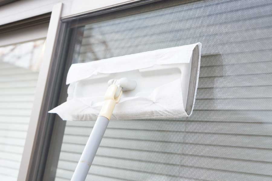 １）お手持ちのワイパーに、ふだんお使いの【簡単3ステップ】網戸の掃除方法の画像
