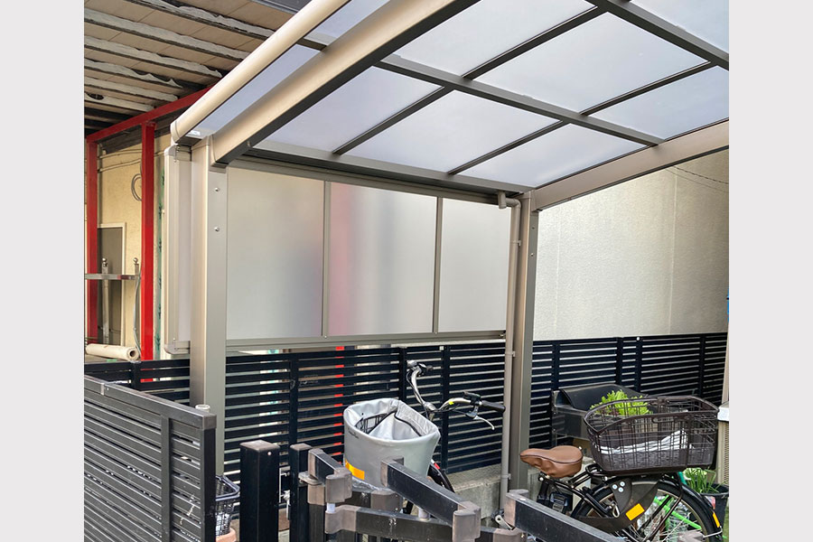 サイクルポートのサイドパネル追加工事