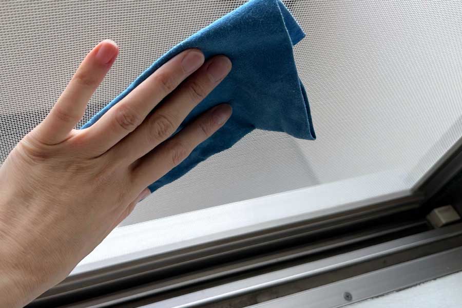 水につけた雑巾を固く絞って、網の部分を押【簡単3ステップ】網戸の掃除方法の画像