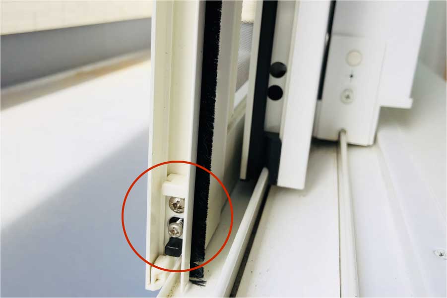 これから、網戸の下についている戸車の「高DIYで出来る網戸のがたつき調整方法の画像