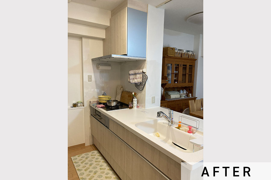 施工後のキッチン。吊り棚や垂れ壁を撤去しました。>