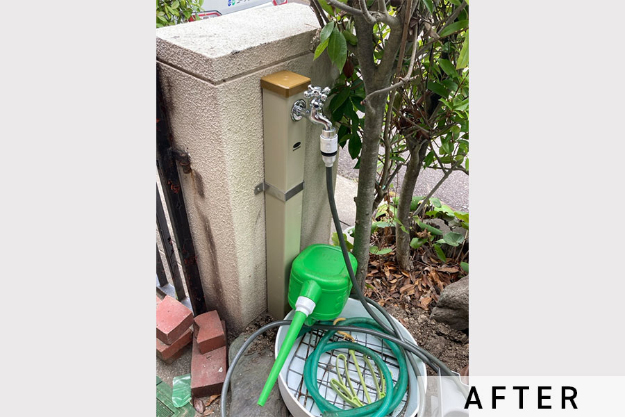 新たな立水栓に取り替え、万能ホース水栓を取り付けました。>