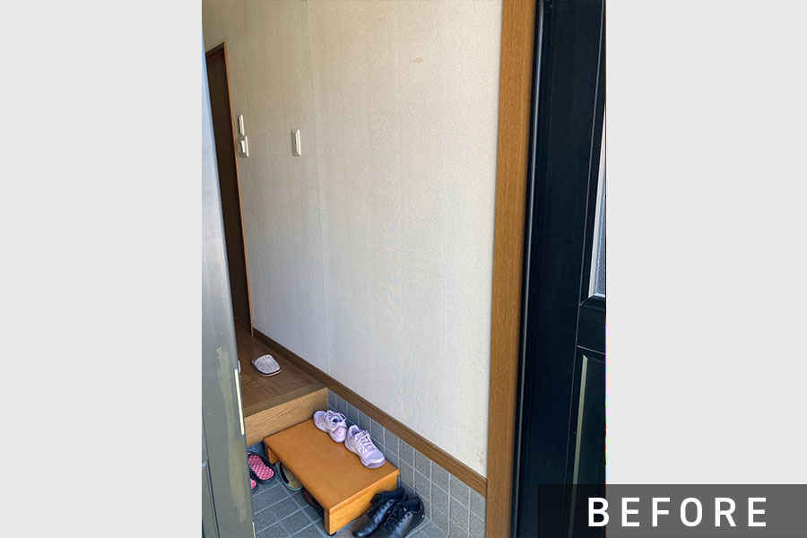 施工前の玄関（内側）>