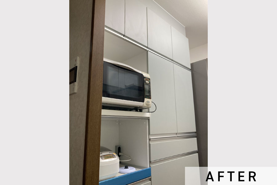 背後のカップボード>