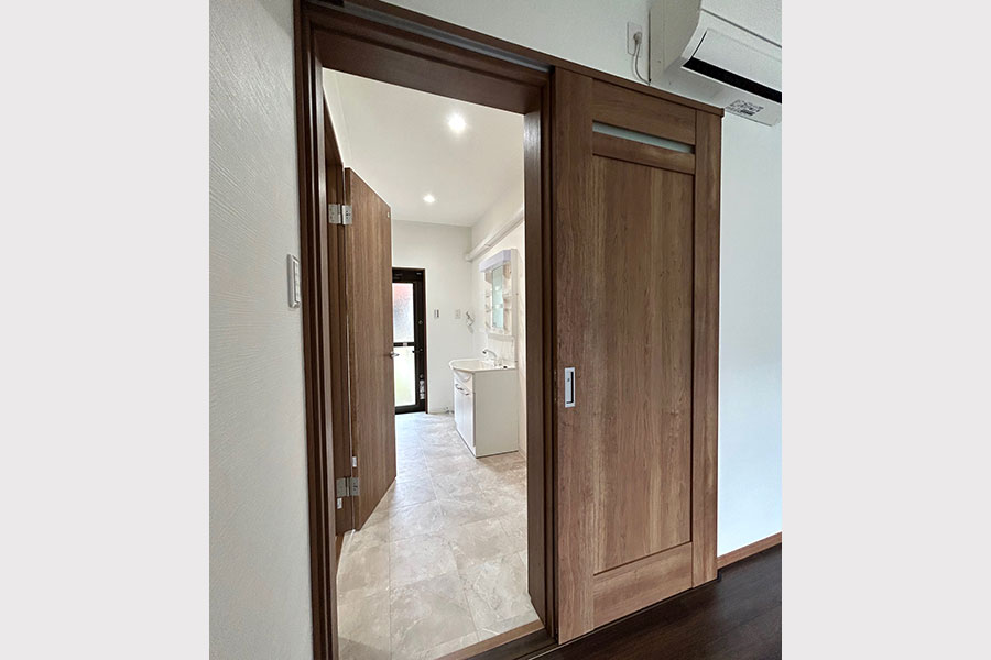 母世帯の洗面所。奥にはトイレや浴室がつながっています。>