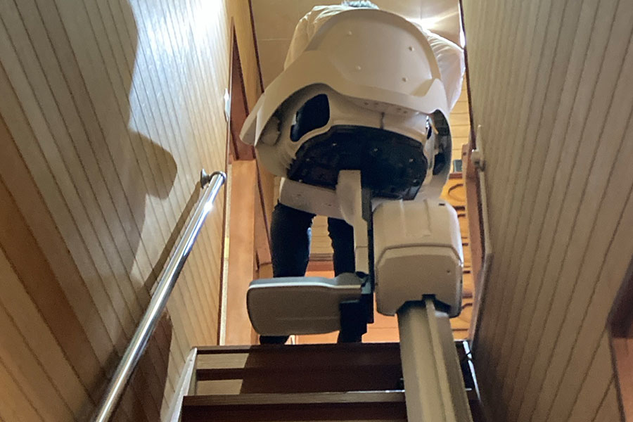 階段昇降機の取り付け工事（バリアフリー工事）