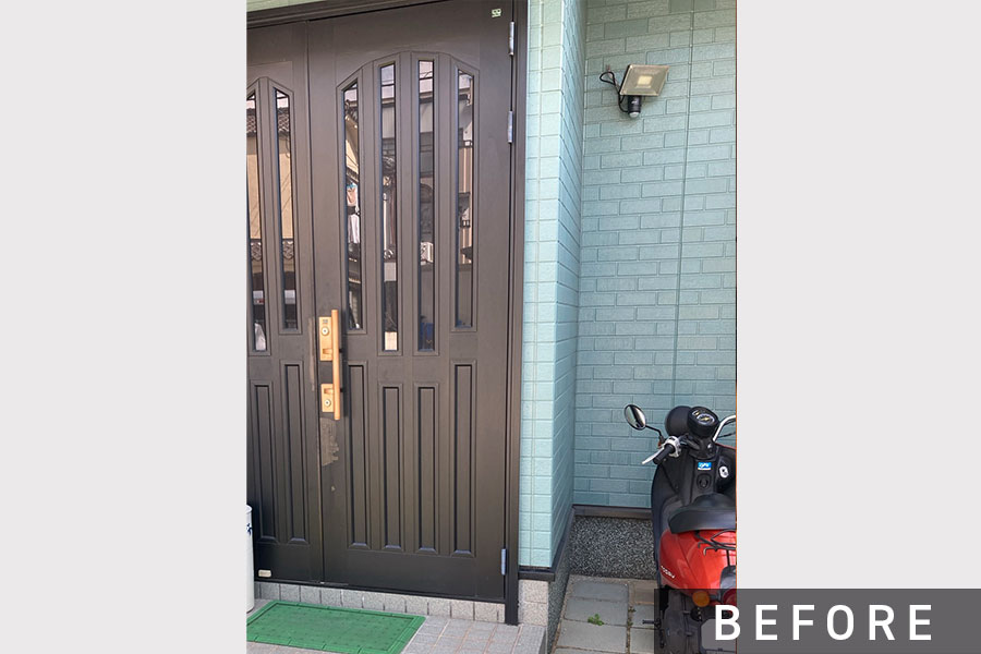 施工前の玄関（外側）>