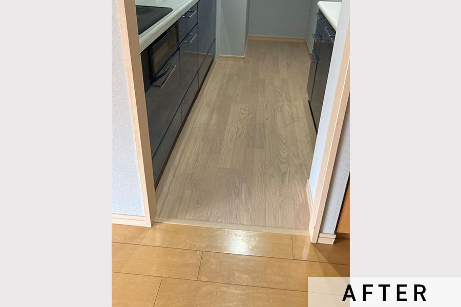 キッチンのフローリングも張り替えましたが、無駄がないように木目方向を変更。>