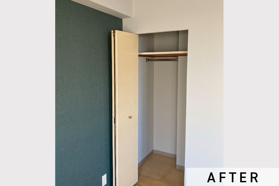 左手の壁紙はアクセントとして濃いグリーン系の色を選定。>