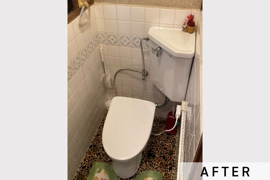 施工後のトイレ。便器とウォシュレットを新しいものへ交換しました。>