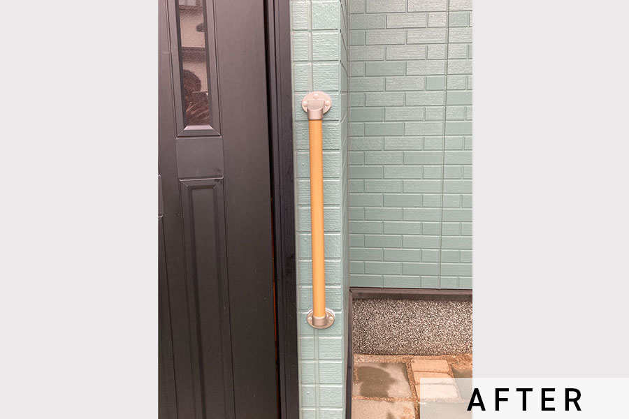 手すり取り付け後の玄関（外側）>