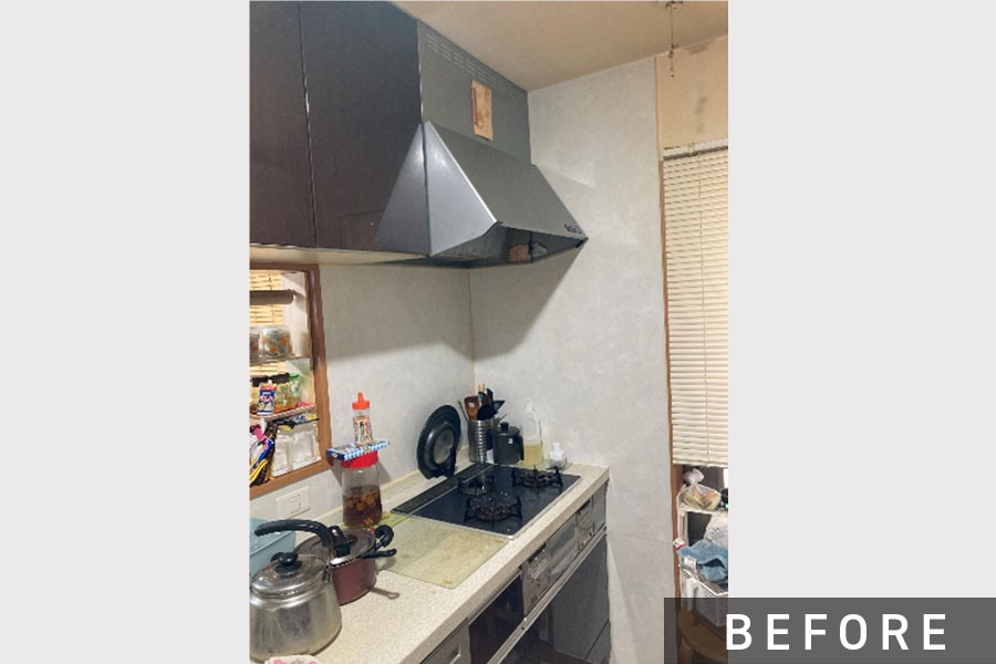 施工前のガスコンロと換気扇。>