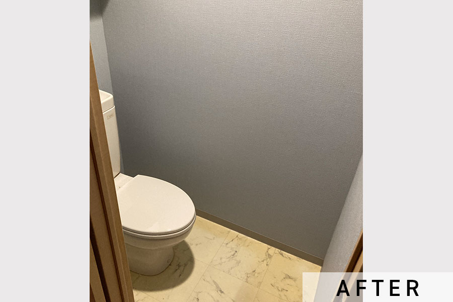 明るいグレーの壁紙で落ち着いた雰囲気に。>