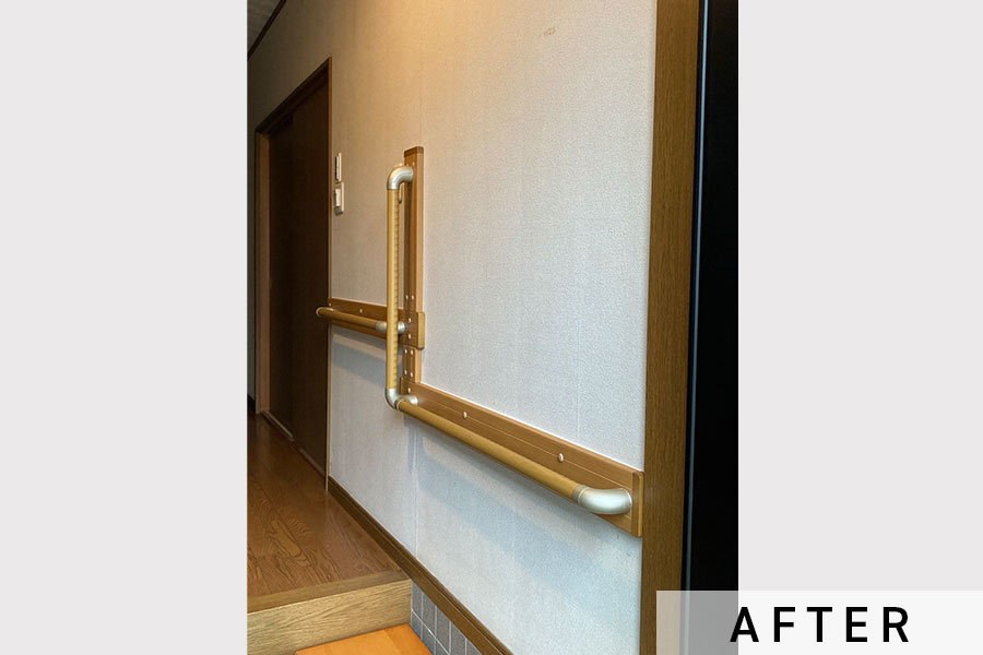 手すり取り付け後の玄関（内側）>