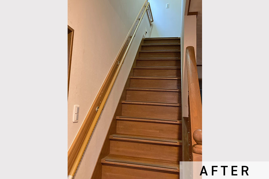 手すり取り付け後の階段>