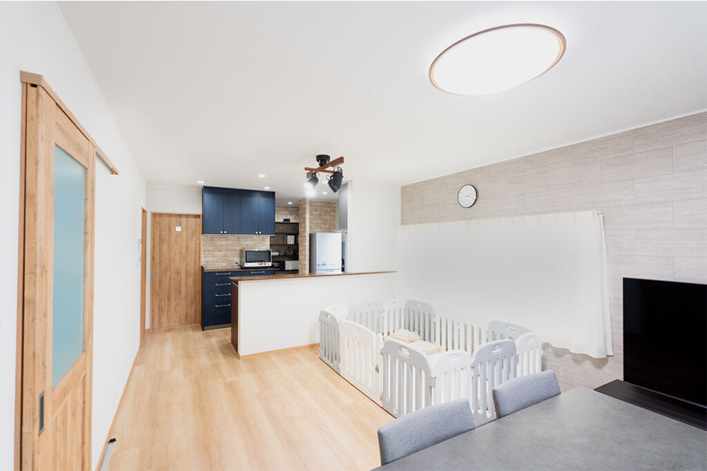 子世帯のLDK。まだ幼いお子様を遊ばせるスペースがあります。>