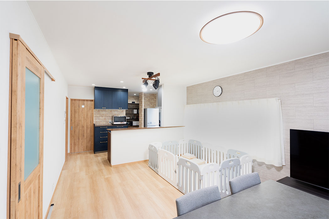 子世帯のLDK。まだ幼いお子様を遊ばせるスペースがあります。