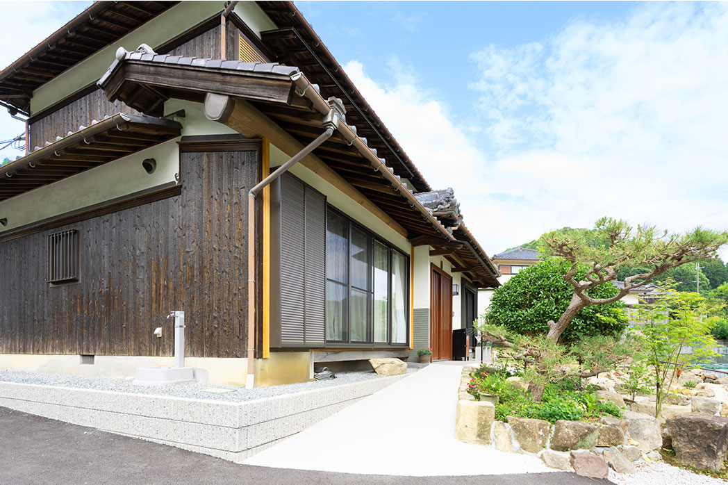 駐車スペースからのスロープ