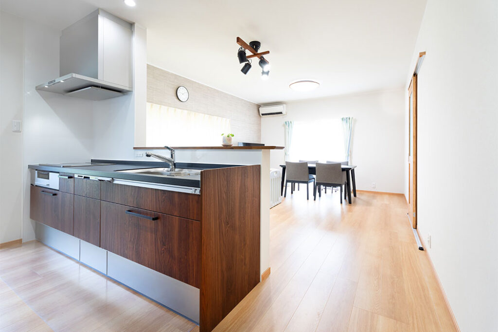 キッチンから見たリビング・ダイニングです。>