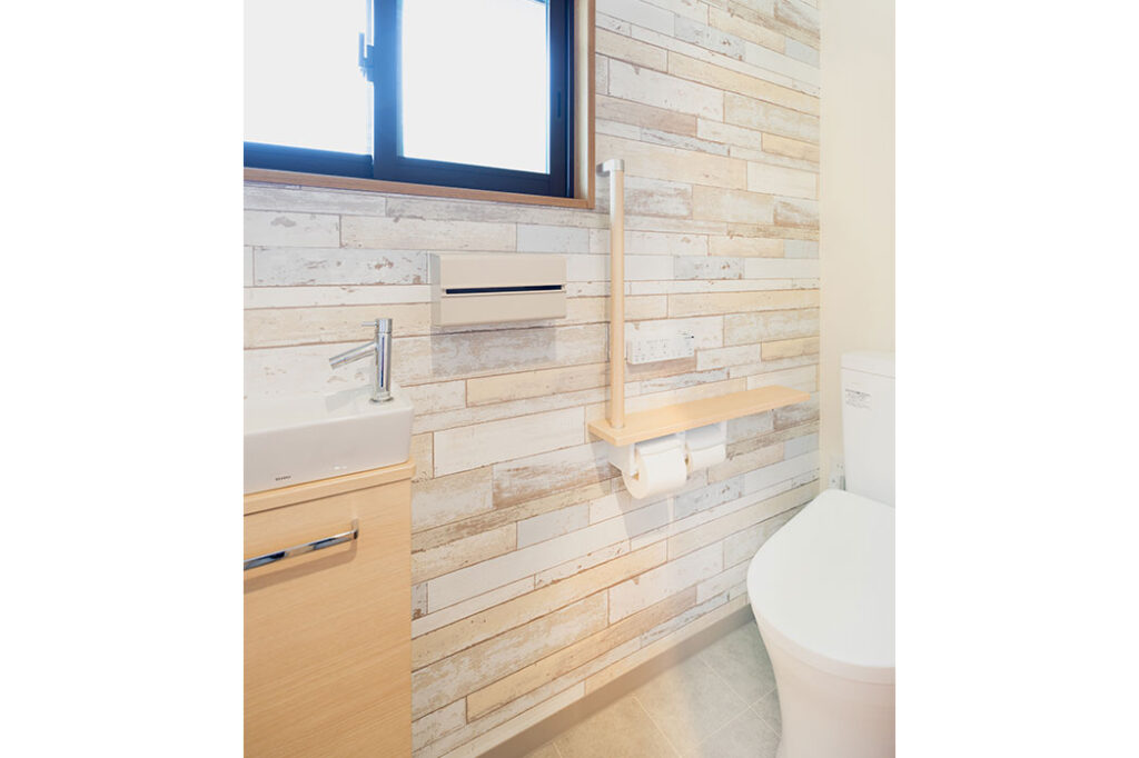 2階トイレも手洗い場が内側にあります。>