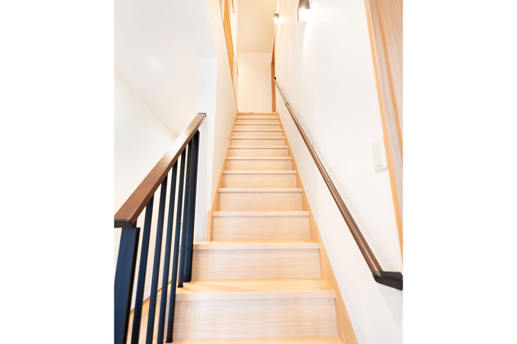 玄関ホール横の階段です。>