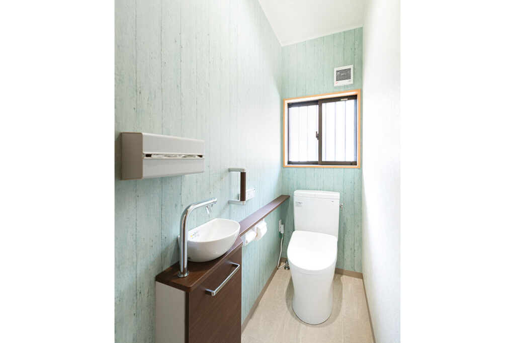 1階北トイレは爽やかなミントブルーに。手洗い場を内側に設けました。>