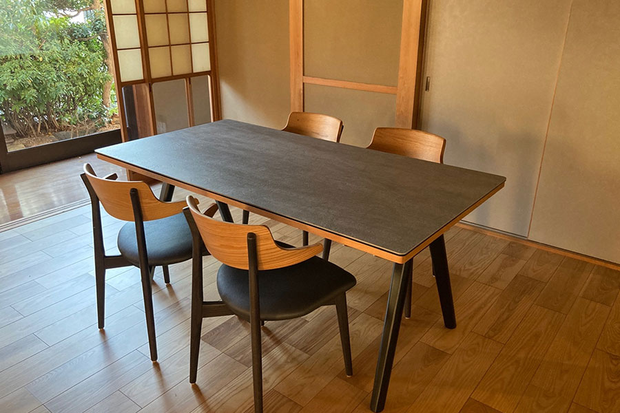 キッチンの向かいにはモダンなダイニングテーブルがしつらえられていました。>