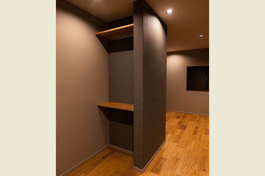 クロークや収納スペースを設けました。>