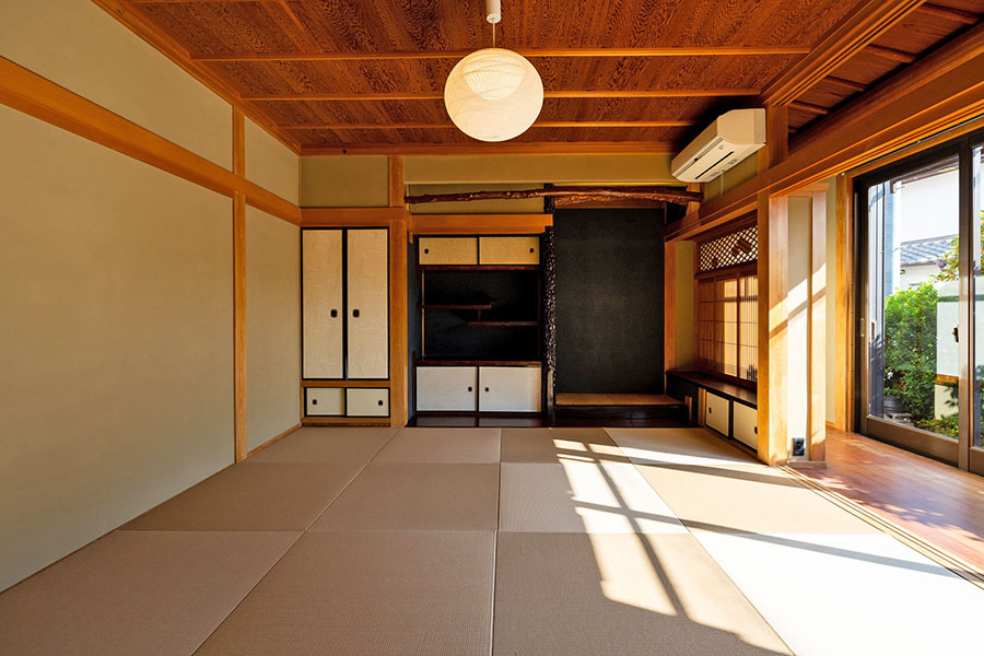 和室は床の間はそのまま、畳や照明を変更しています。>