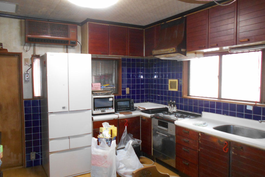 施工前の1階キッチン>