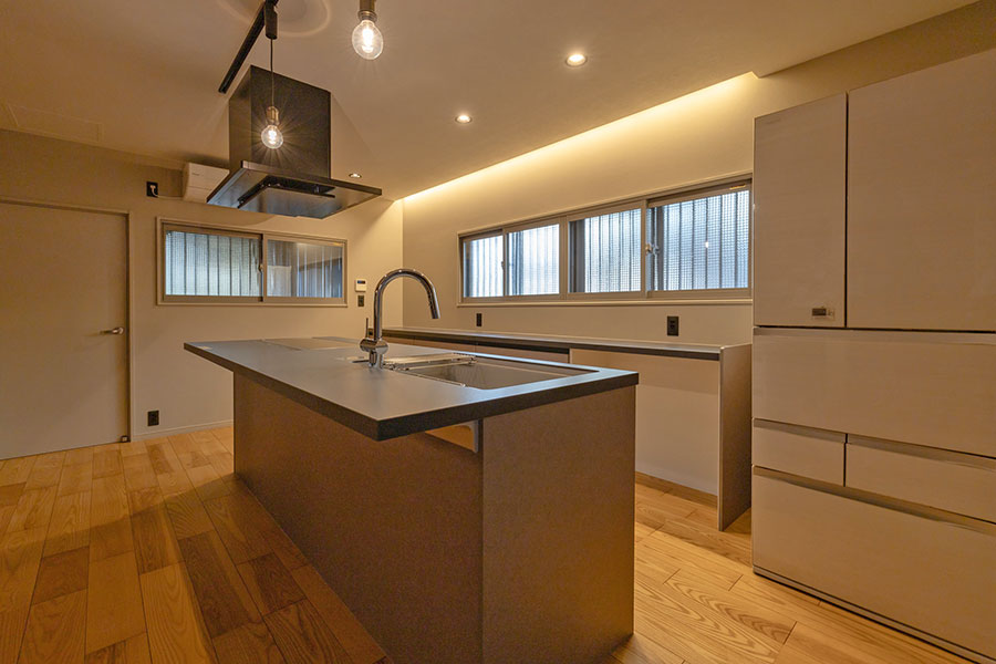 リビングやダイニングを見ながら作業が出来るアイランドキッチン。>
