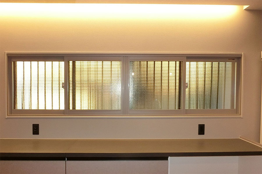 キッチンの窓は断熱性向上のために内窓を設置しました。>