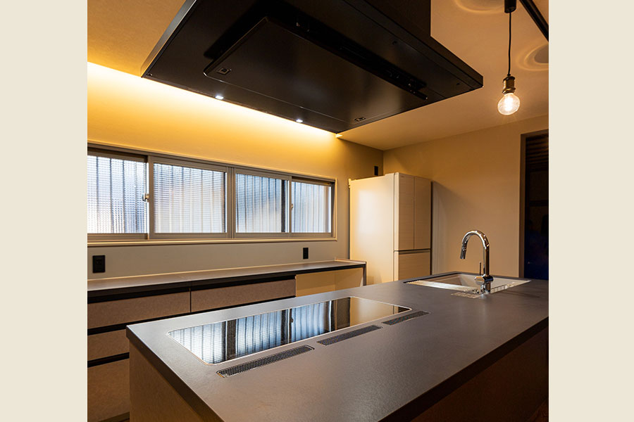 フラットでスタイリッシュなIHクッキングヒーター。火事の心配もありません。>