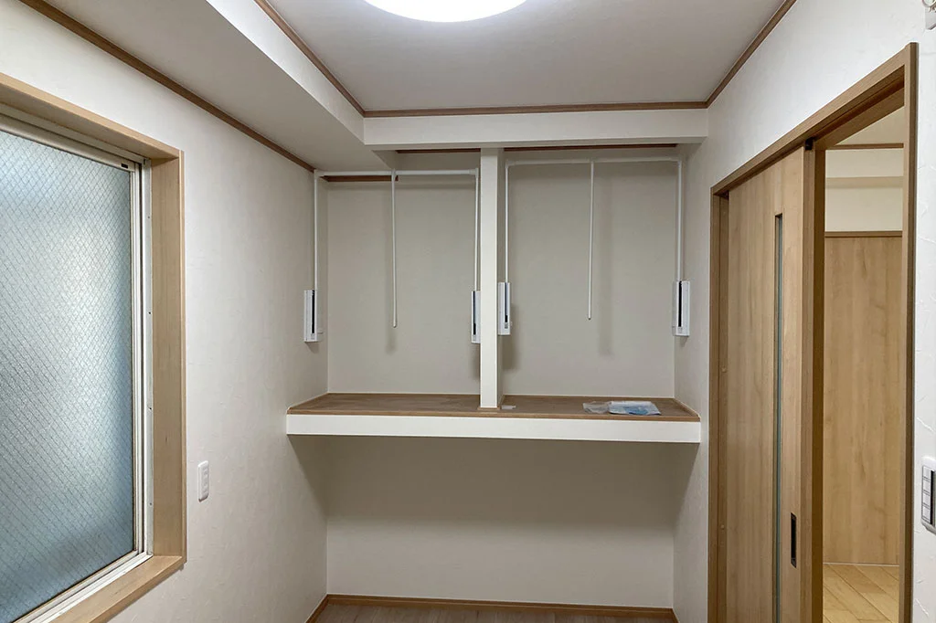 洋室のクローゼットにはリフトダウンハンガーを設置。>