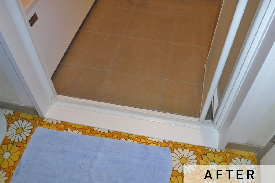 施工後の出入口足元。段差が小さくなりました。>