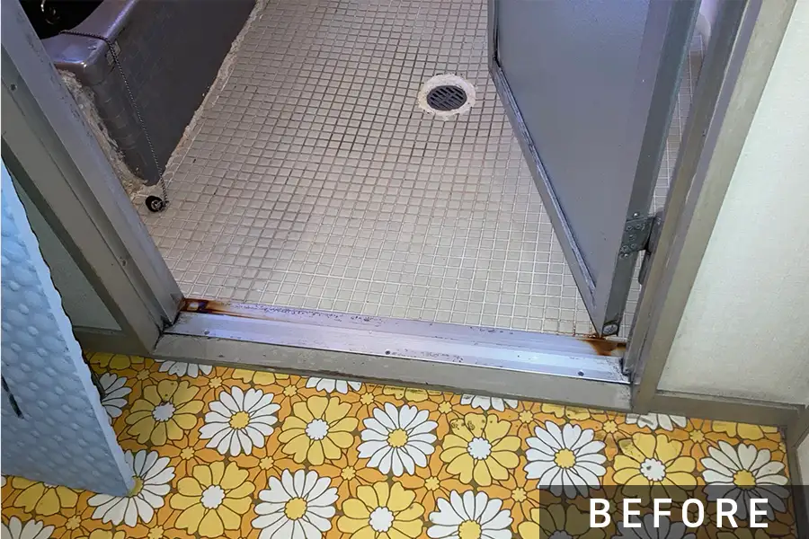 施工前の出入口足元>