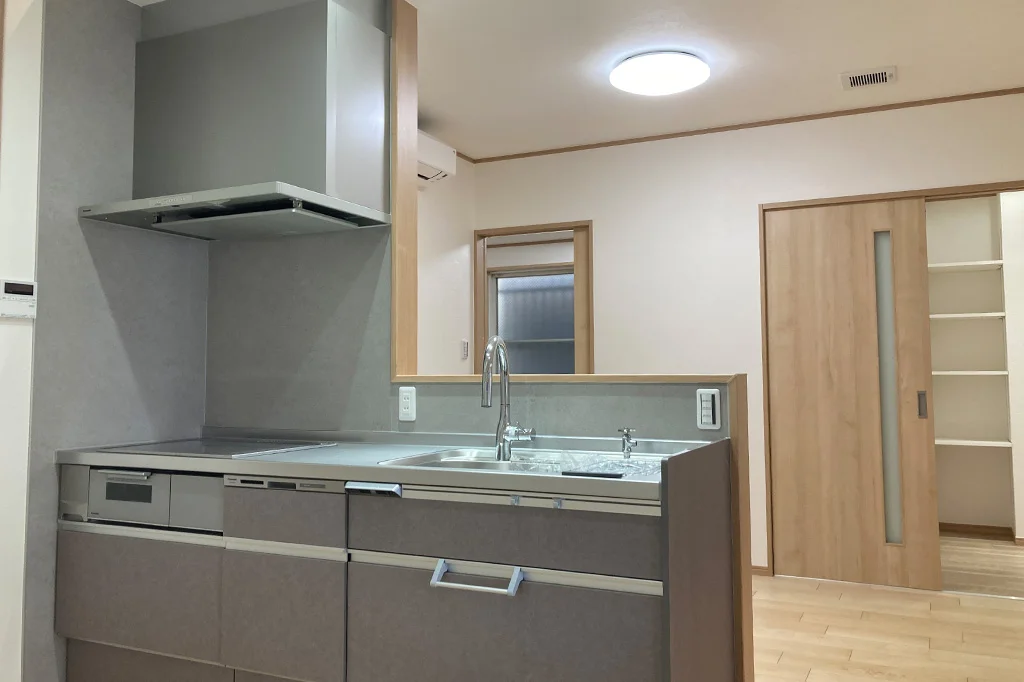 安全なIHの対面型システムキッチン。>